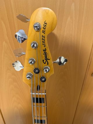 Bajo Squier Jazz Bass Classic Vibe 70s 5 cuerdas