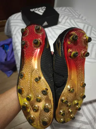 Botas de fútbol Nike negras y rojas