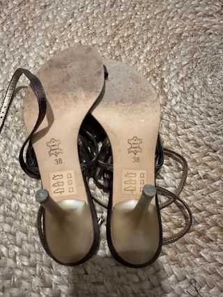 Sandalias de tacón con pedrería