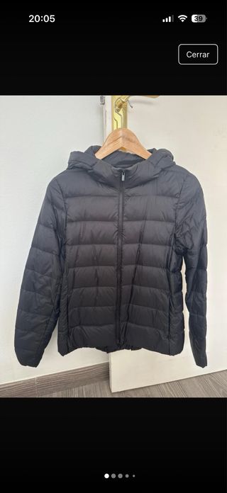 Chaqueta Uniqlo Negra con Capucha