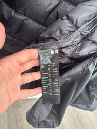 Chaqueta Uniqlo Negra con Capucha
