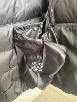 Chaqueta Uniqlo Negra con Capucha