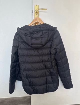 Chaqueta Uniqlo Negra con Capucha