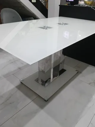 Mesa de comedor de cristal blanca