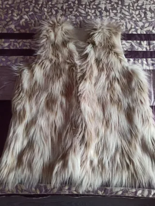 Chaleco de pelo beige y marrón