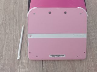 CONSOLA NINTENDO 2DS ROSA CON CARGADOR + FUNDA + J