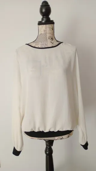 Blusa blanca manga larga con puños negros