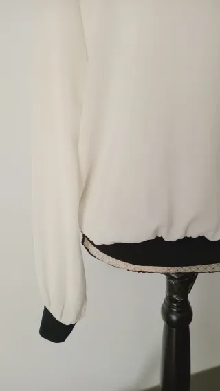 Blusa blanca manga larga con puños negros