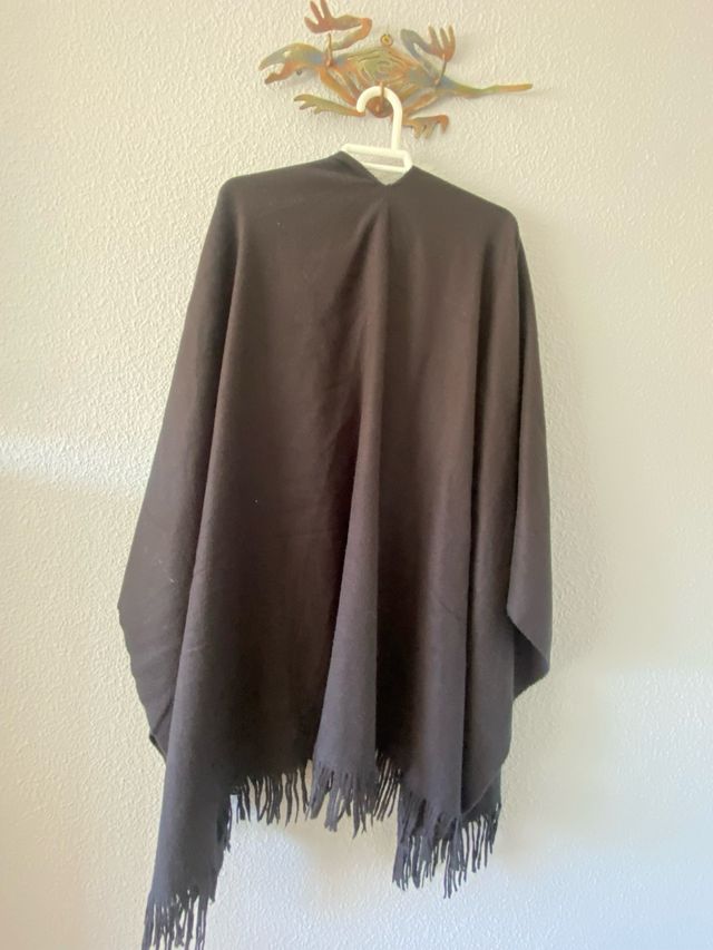 Capa negra mujer con flecos