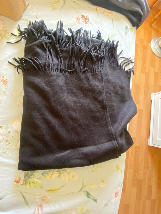 Capa negra mujer con flecos