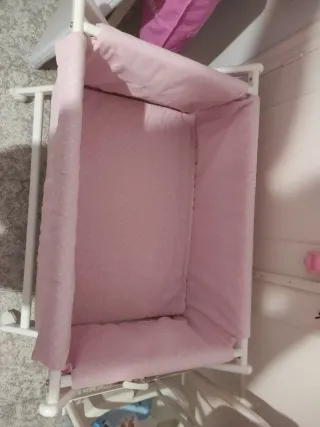 Minicuna madera blanca funda rosa