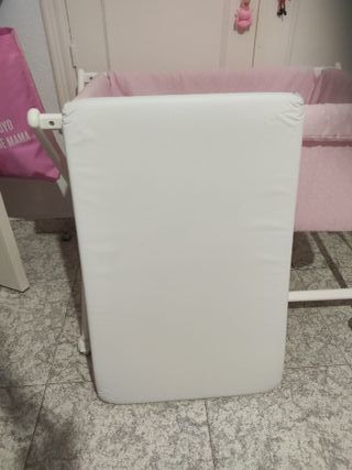 Minicuna madera blanca funda rosa