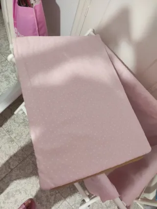 Minicuna madera blanca funda rosa