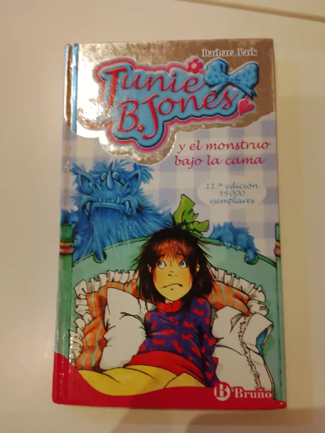 Junie B. Jones y el monstruo bajo la cama (Span...