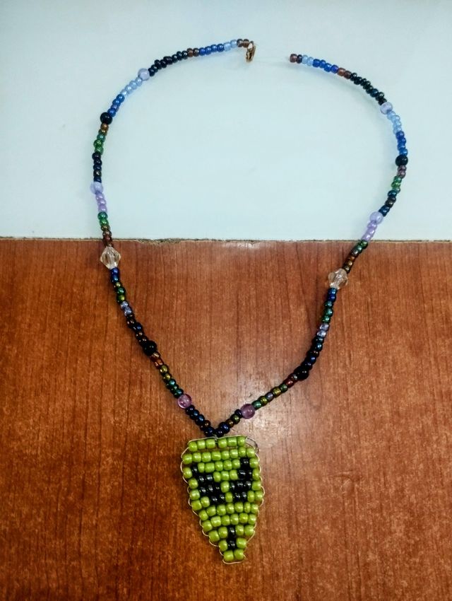 Collar con colgante de alien cuentas
