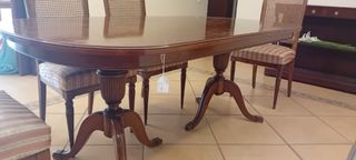 Mesa de comedor clásica de madera