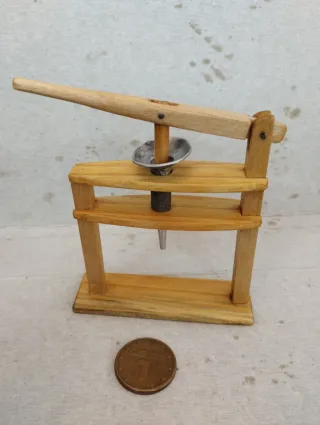 Mini máquina embutido