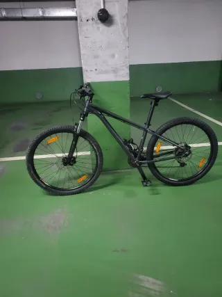Necesito sitio 250 €  Bicicleta CANNONDALE  27.5 M