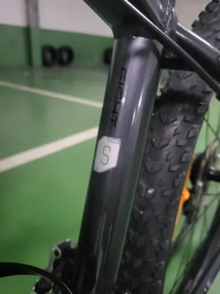 Necesito sitio 250 €  Bicicleta CANNONDALE  27.5 M