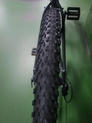 Necesito sitio 250 €  Bicicleta CANNONDALE  27.5 M