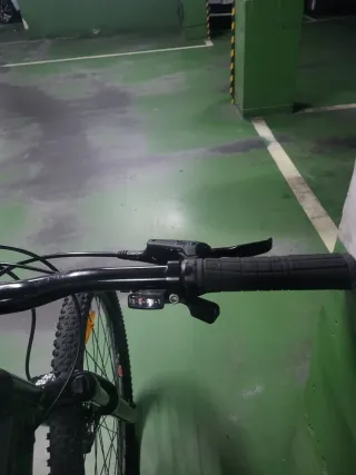 Necesito sitio 250 €  Bicicleta CANNONDALE  27.5 M