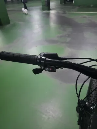 Necesito sitio 250 €  Bicicleta CANNONDALE  27.5 M