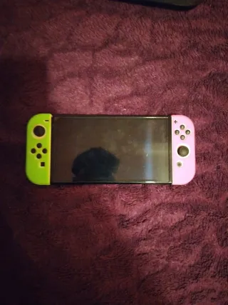 Nintendo Switch OLED + custodia Mario + caricabatterie