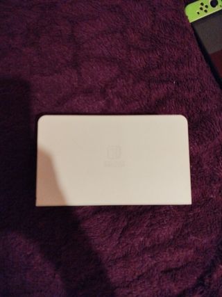 Nintendo Switch OLED + custodia Mario + caricabatterie
