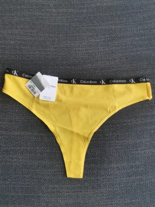 Tanga Calvin Klein Mujer Amarillo con etiqueta 