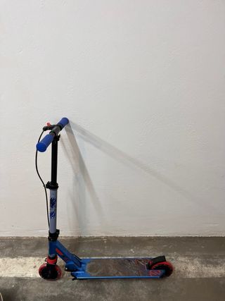 Patinete azul y gris