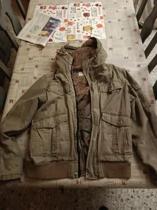 Chaquetón con capucha marrón/verde oliva