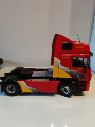 Camión MAN escala 1/18