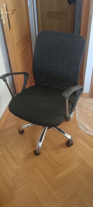 Silla de escritorio negra y plateada