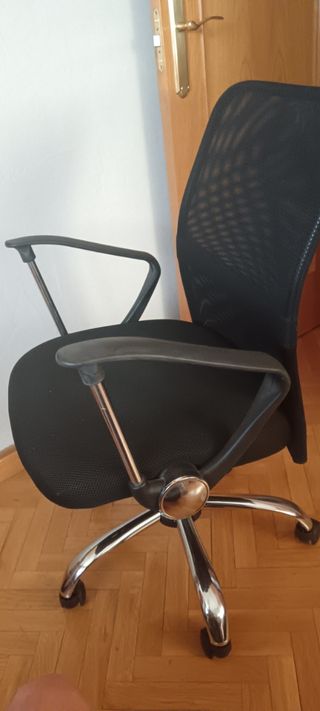 Silla de escritorio negra y plateada