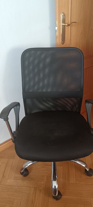 Silla de escritorio negra y plateada