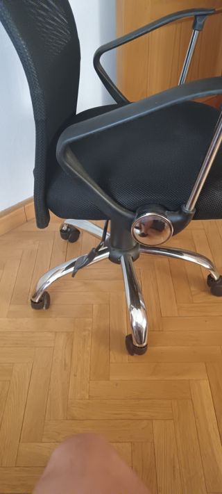 Silla de escritorio negra y plateada