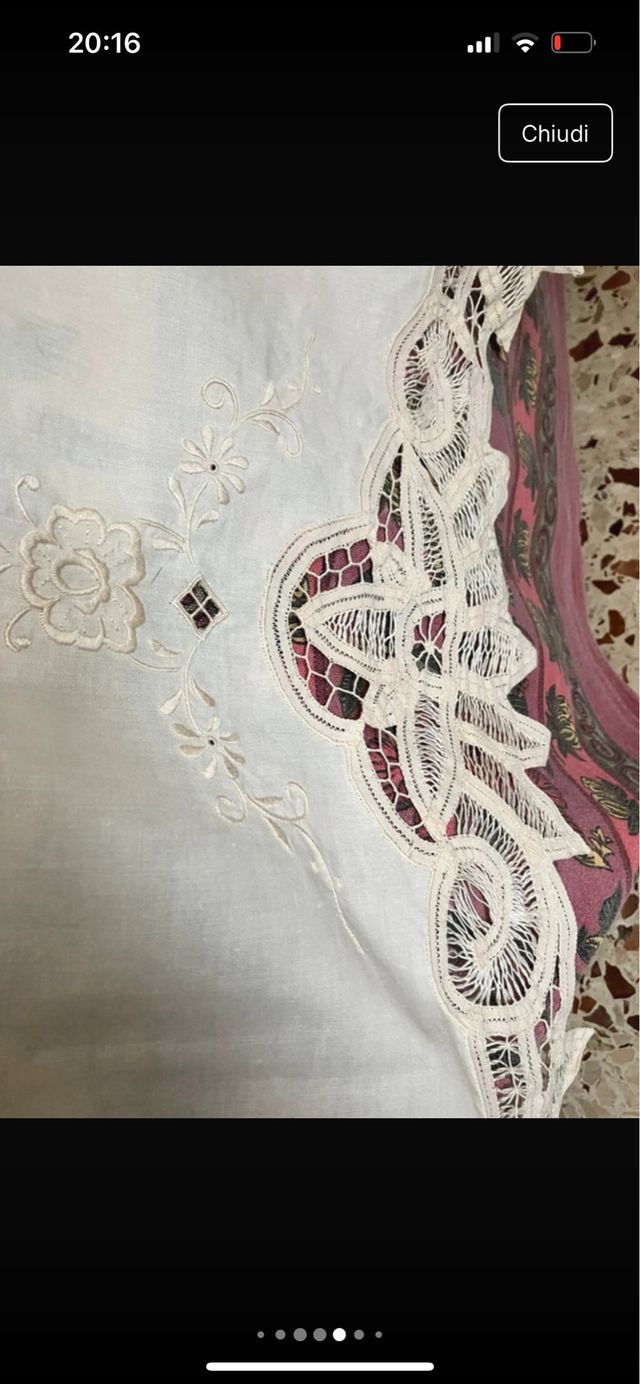 Copriletto antico in tessuto e pizzo