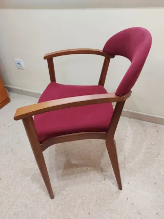 Sillas de madera y Tela color Burdeos con Mesa