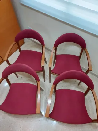 Sillas de madera y Tela color Burdeos con Mesa