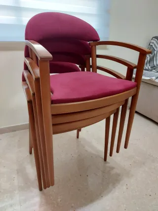 Sillas de madera y Tela color Burdeos con Mesa