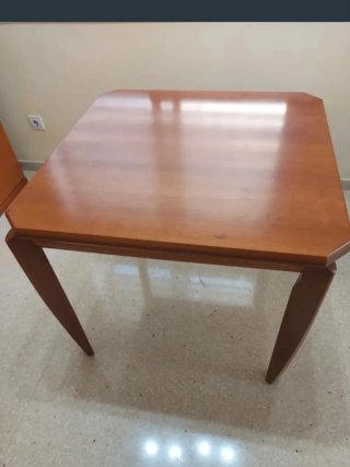 Sillas de madera y Tela color Burdeos con Mesa