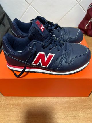 New Balance 373 T37 Azul Marino y Rojo