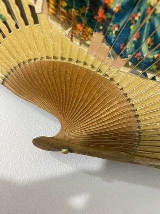 Abanico antiguo de madera pintado