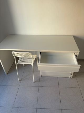 Escritorio blanco con cajonera y silla