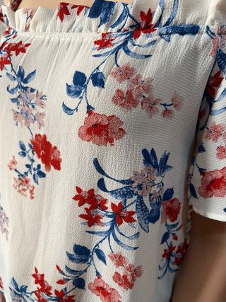 Blusa blanca de flores S/36 mujer