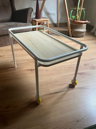 Mesa auxiliar con ruedas