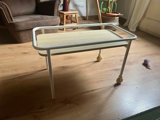 Mesa auxiliar con ruedas