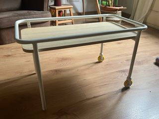 Mesa auxiliar con ruedas