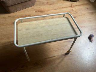 Mesa auxiliar con ruedas