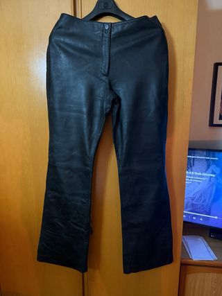 Pantalón nappa negro talla 44 a estrenar. 